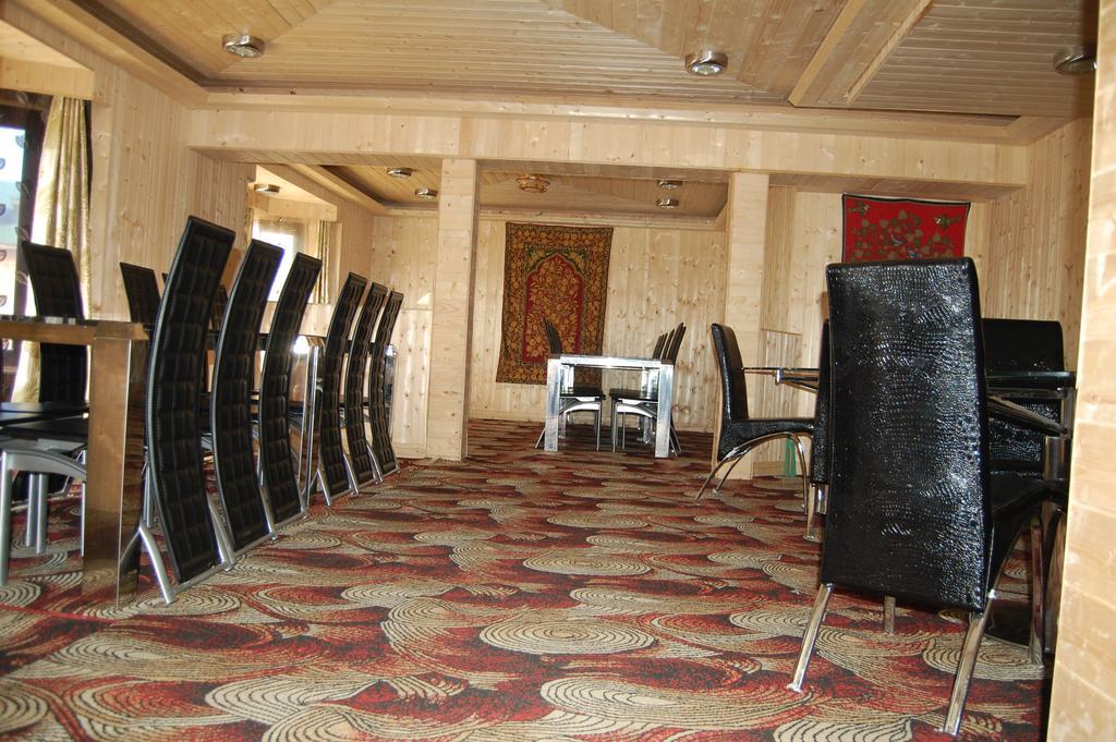Hotel Zahgeer Continental Gulmarg Oda fotoğraf