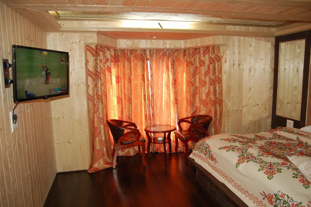 Hotel Zahgeer Continental Gulmarg Oda fotoğraf