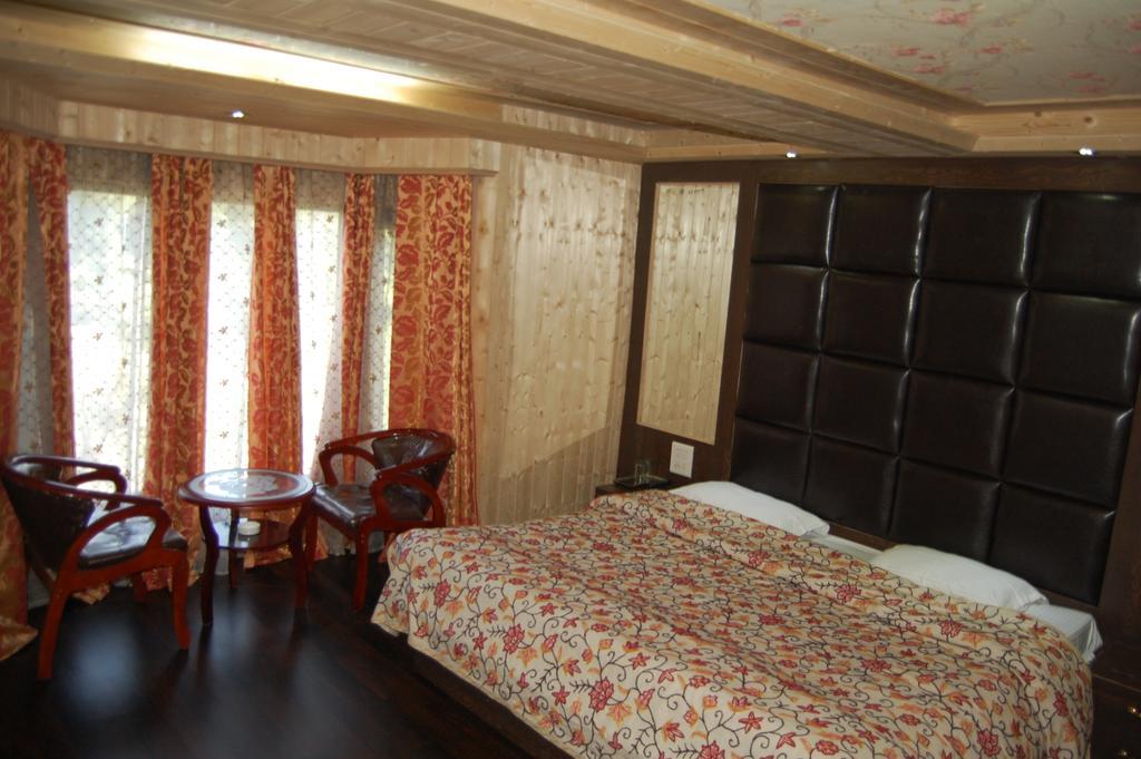 Hotel Zahgeer Continental Gulmarg Oda fotoğraf