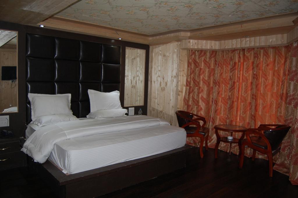 Hotel Zahgeer Continental Gulmarg Oda fotoğraf