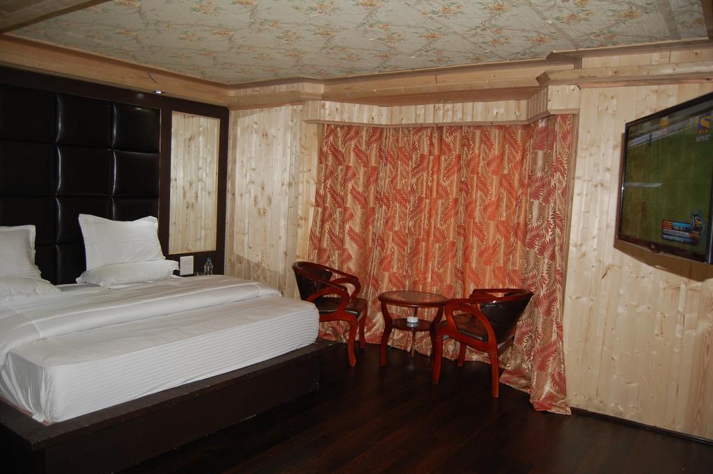 Hotel Zahgeer Continental Gulmarg Oda fotoğraf